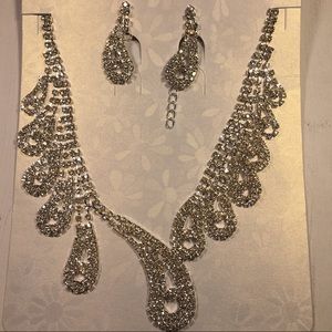Beautiful Teardrop necklace and earring set